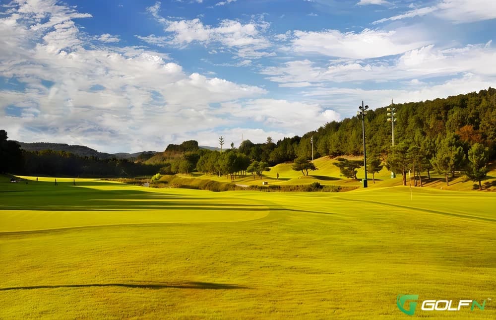 Left - J'S Country Club in Gumi-si, Gyeongsangbugdo β semi-private, 18-hole golf course