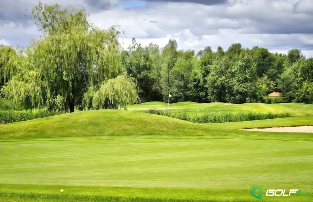 Blanc/Bleu - Parcours Du Cerf Club De Golf in Longueuil, Quebec — public, 36-hole golf course, designed by Graham Cooke (1992)