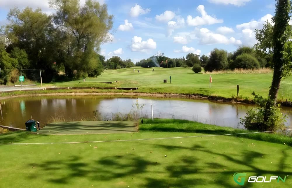 10-18 - Studley Wood Golf Club in Oxon, England — private, 9-hole golf course