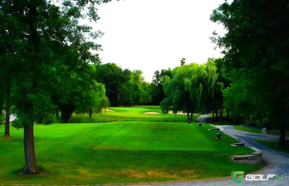 Lle Perrot Club De Golf in Notre-Dame-de-l'Ile Perrot, Quebec — private, 18-hole golf course, designed by John Watson (1968)