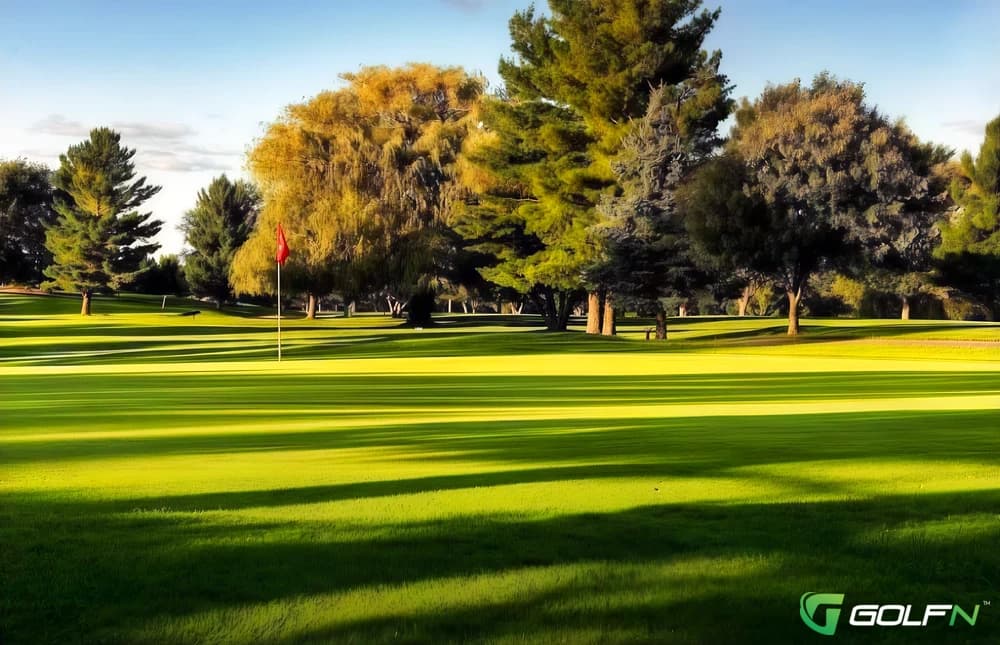 Le Duvernay Golf Club in Laval, Quebec — semi-private, 18-hole golf course