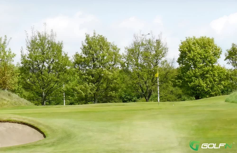 Cleckheaton And District Golf Club Ltd in Cleckheaton, England — private, 18-hole golf course, designed by Alister MacKenzie (1922)