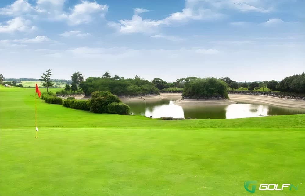 Castlex Golf Club in Hanam-si, Gyeonggido β semi-private, 18-hole golf course, designed by Pete Dye (1995)