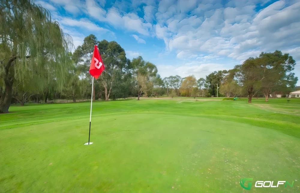 9 Pitch & Putt - Berwick Montuna Golf Club in Beaconsfield, Victoria β private, 18-hole golf course