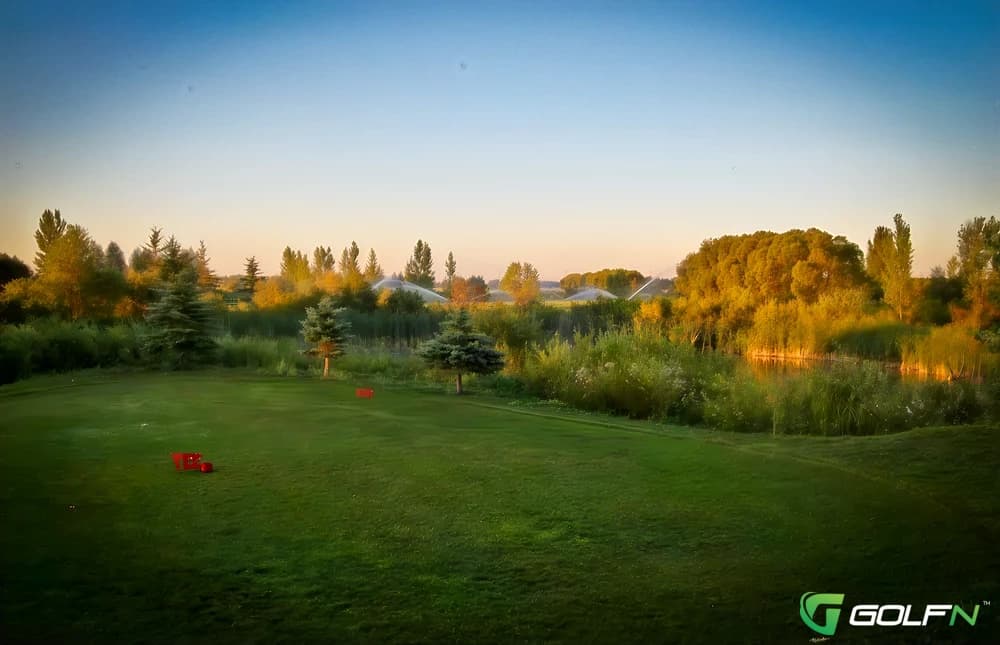 Southside Golf Course in Grande Pointe, Manitoba — semi-private, 18-hole golf course