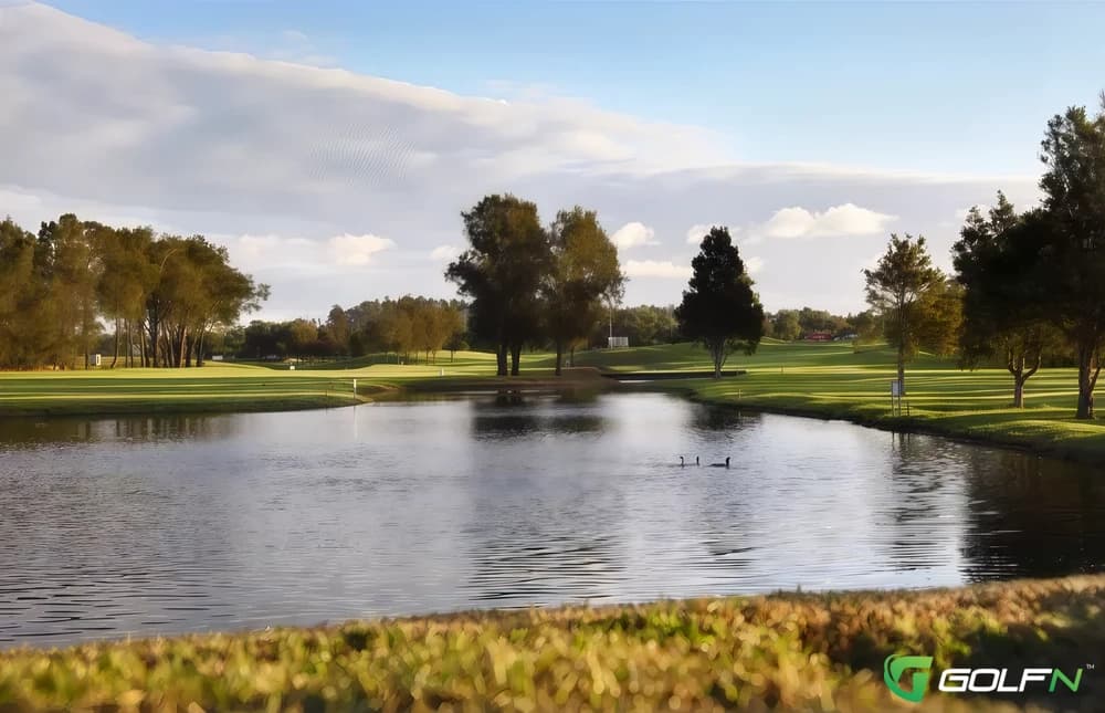 Fox Hills Golf Club in Prospect, New South Wales β semi-private, 18-hole golf course
