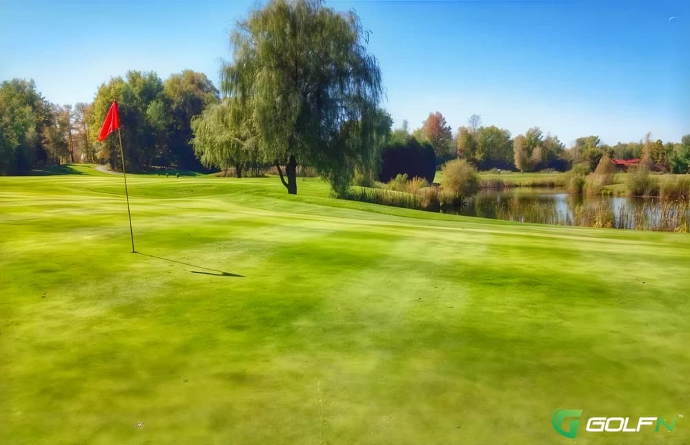 Le Riviera Club De Golf in Saint-Bruno-de-Montarville, Quebec — semi-private, 18-hole golf course