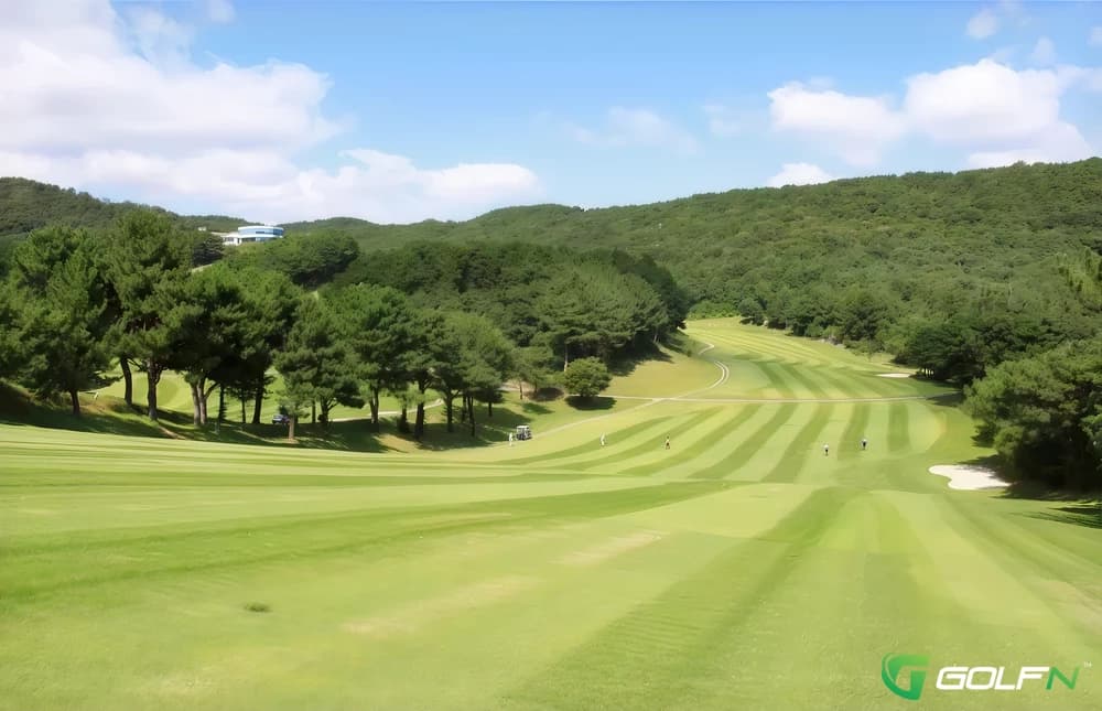Busan Country Club ~ Left in Geumjeong-gu, Busan Gwang'yeogsi β semi-private, 18-hole golf course