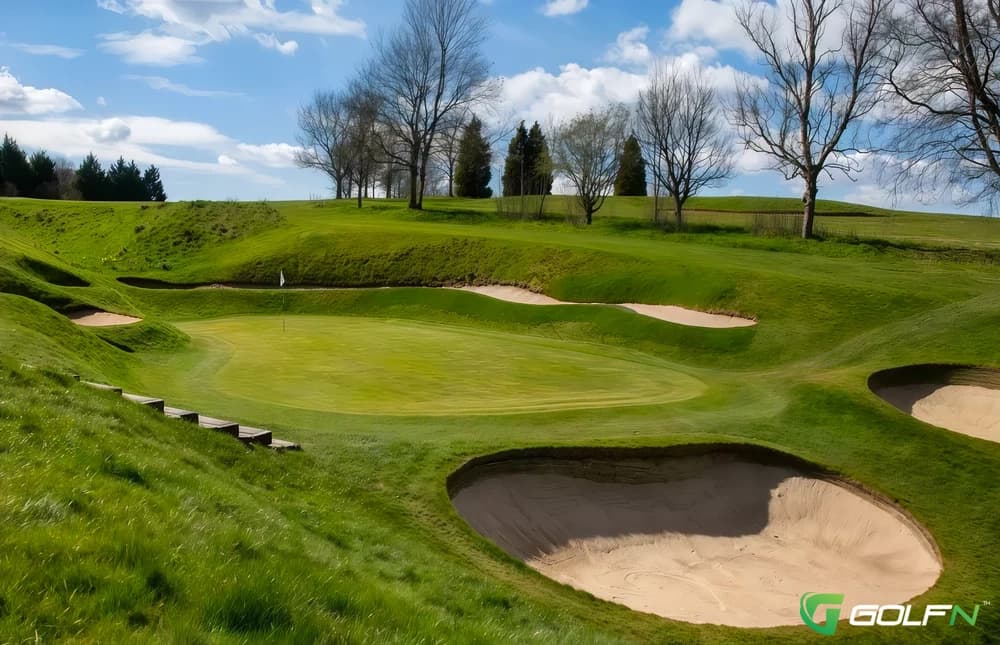 Dunstable Downs Golf Club in Dunstable, England — semi-private, 18-hole golf course, designed by James Braid (1931)