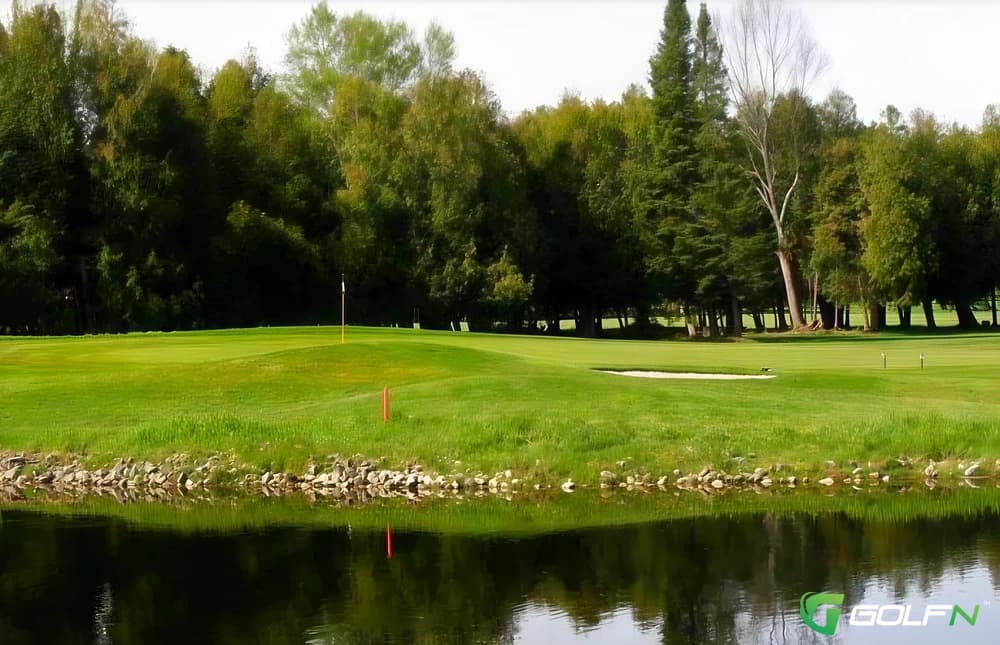 Barrie Country Club in Barrie, Ontario — private, 18-hole golf course, designed by Graham Cooke (2002)