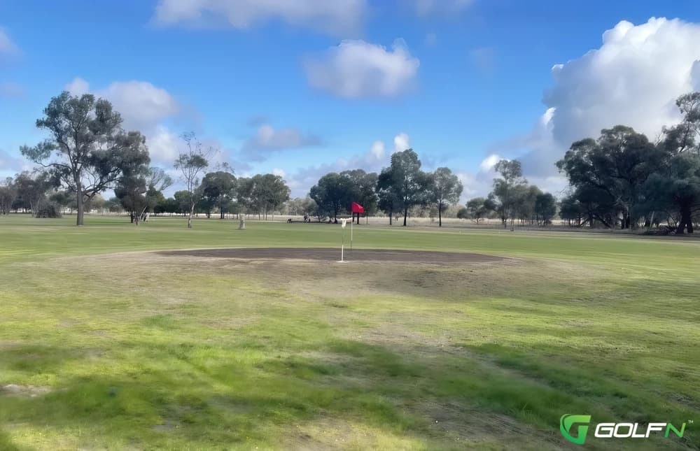 Darlington Point Sports Club in Darlington Point, New South Wales β public, 9-hole golf course