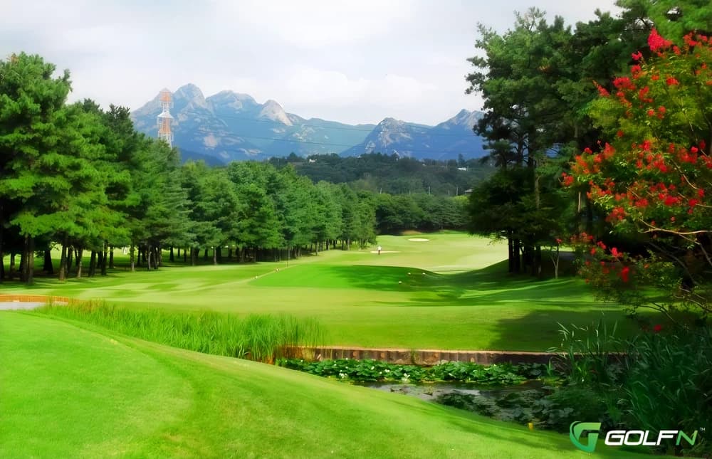 Right - New Korea Country Club in Goyang-si, Gyeonggido β semi-private, 18-hole golf course