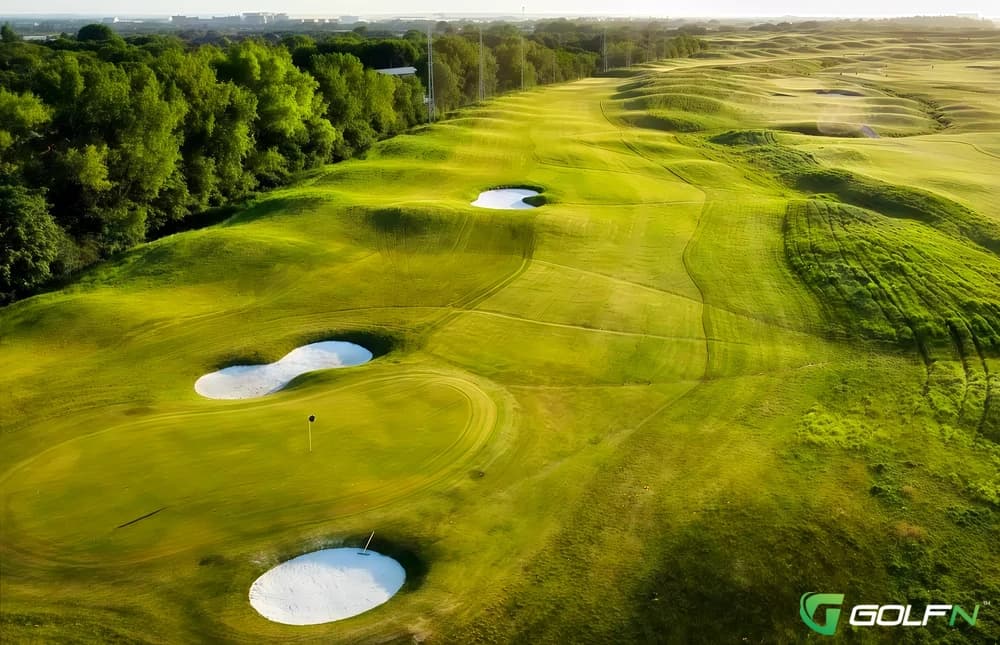 London Airlinks Golf Course in Hounslow, England — 18-hole golf course