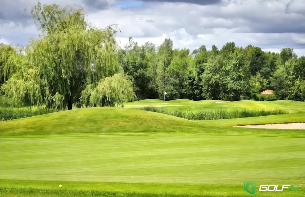 L'Actuel - Parcours Du Cerf Club De Golf in Longueuil, Quebec — public, 12-hole golf course, designed by Graham Cooke (1992)