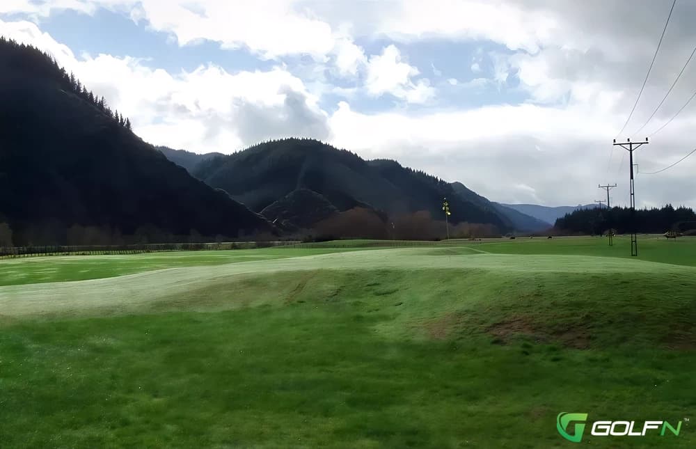 Silverstream Public Golf Club in Upper Hutt , Wellington β semi-private, 9-hole golf course