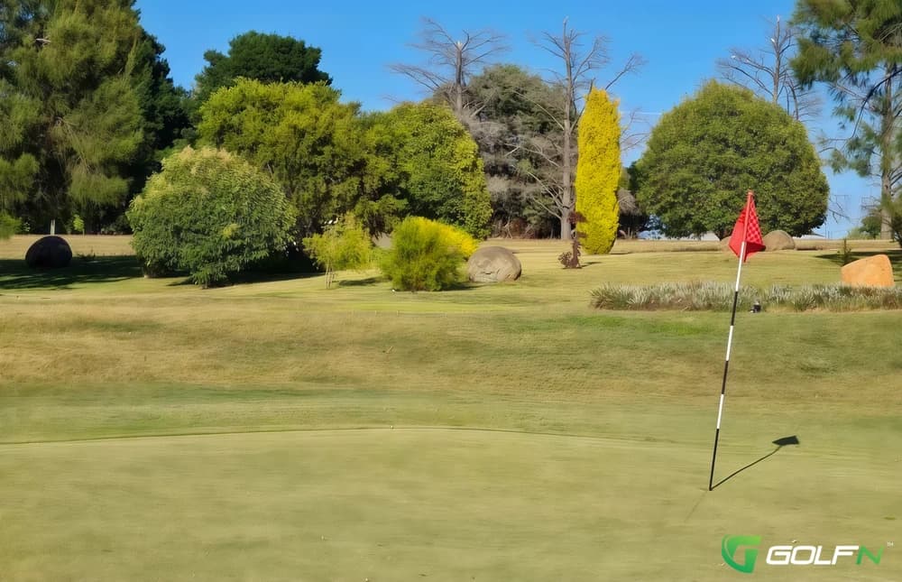 Boorowa Golf & Bowling Club in Boorowa, New South Wales β public, 18-hole golf course