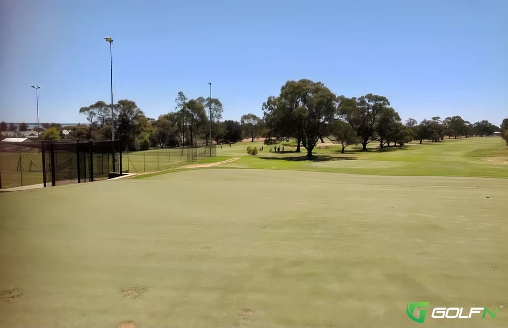 Barmera Country Club in Barmera, South Australia β semi-private, 18-hole golf course