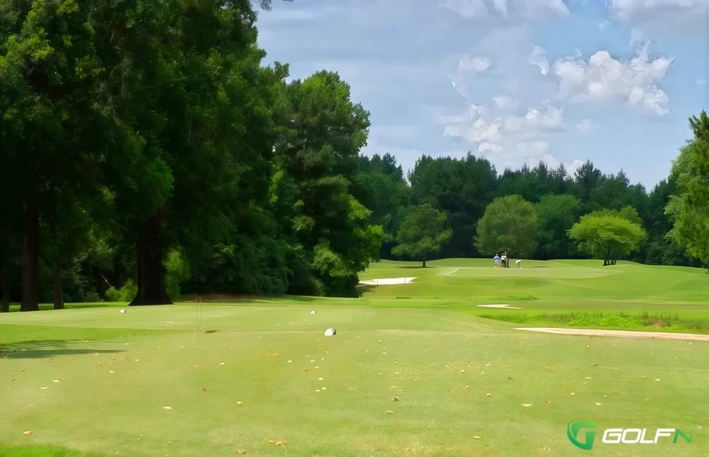 Pinecrest Country Club in Longview, Texas — private, 18-hole golf course, designed by Press Maxwell (1958)