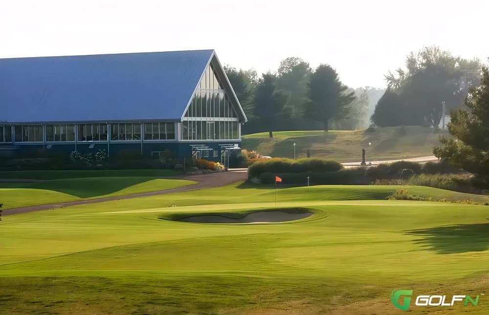 Lion - Griffon Des Sources in Mirabel, Quebec — public, 9-hole golf course
