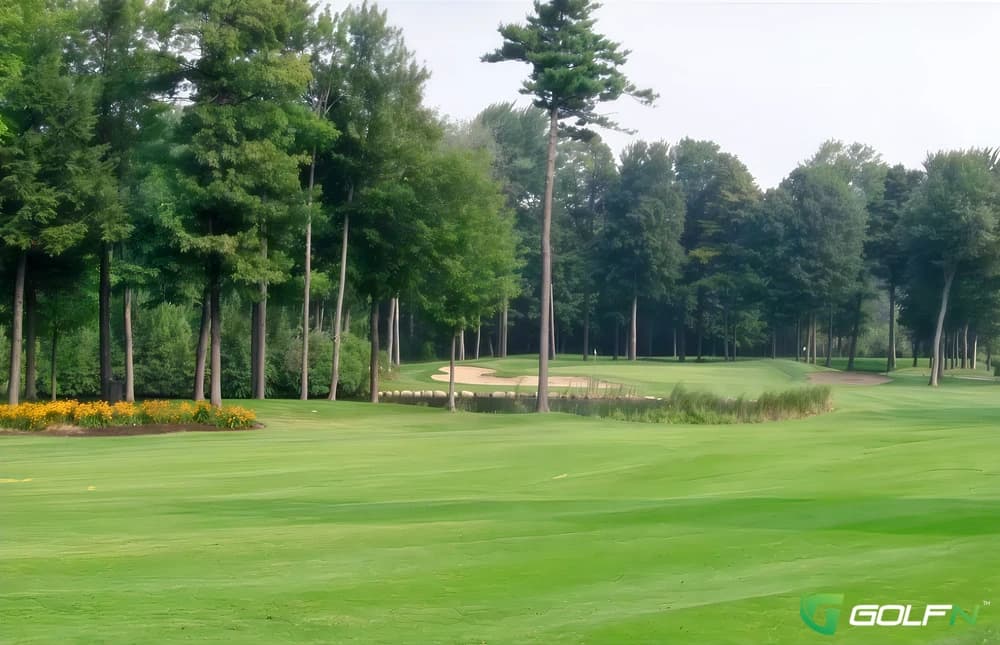 Griffon - Club De Golf Le Versant in Terrebonne, Quebec — semi-private, 18-hole golf course