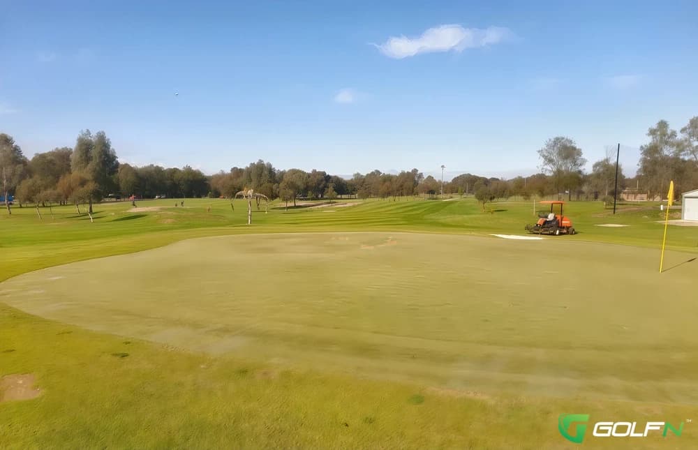 The Palms Mawson Lakes Golf Club in Mawson Lakes, South Australia β private, 18-hole golf course
