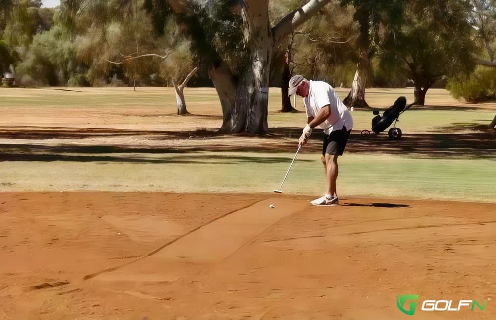 Cobar Bowling & Golf Club in Cobar, New South Wales β public, 18-hole golf course