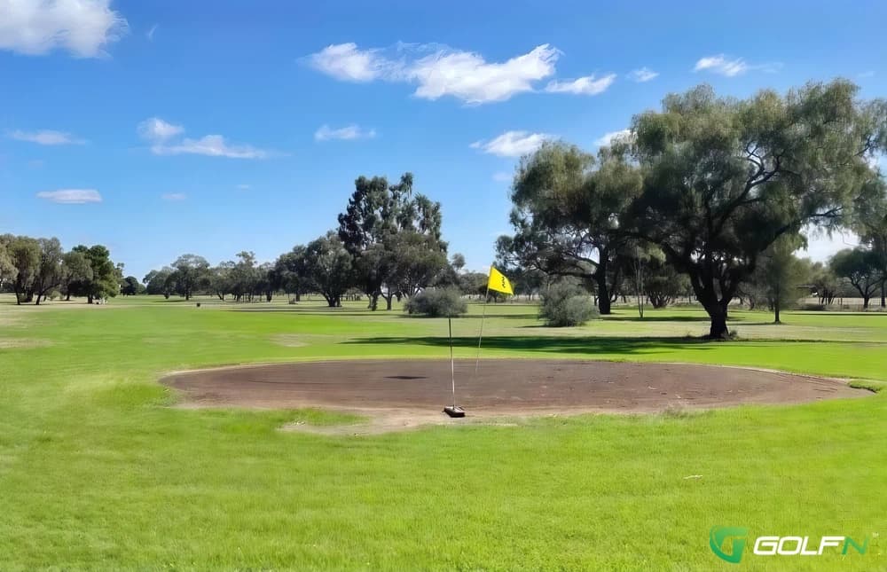 Hillston Golf Club in Hillston, New South Wales β public, 18-hole golf course