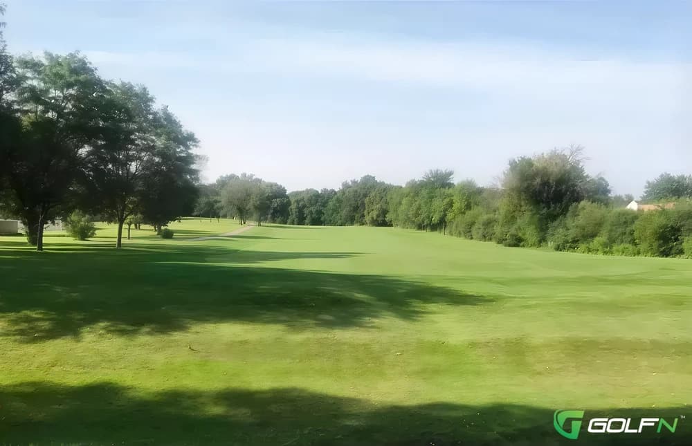 Hilldale Golf Club in Hoffman Estates, Illinois — public, 18-hole golf course, designed by Robert Trent Jones, Sr. (1970)
