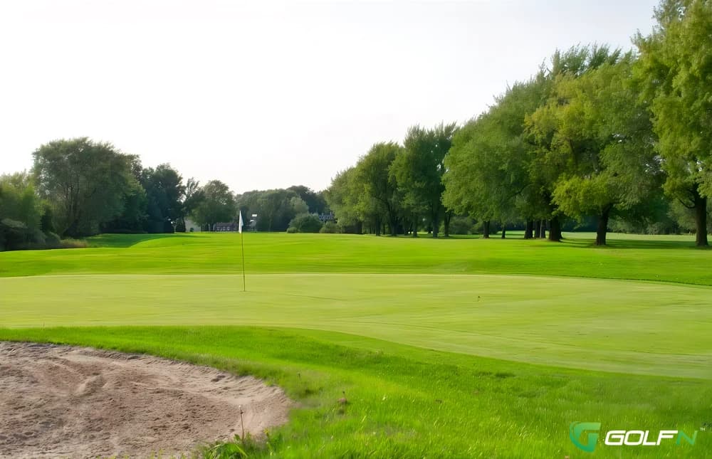 Meadowbrook Club De Golf in Montreal, Quebec — public, 18-hole golf course