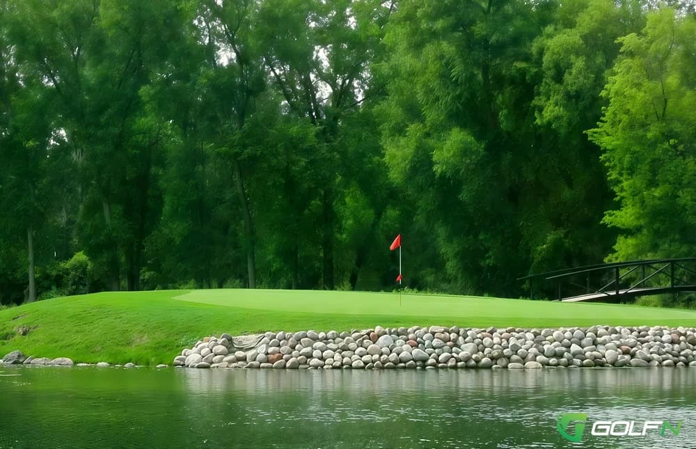 Island - Silver Spring Country Club in Menomonee Falls, Wisconsin — semi-private, 36-hole golf course, designed by Ronald Kuhlman (1995)