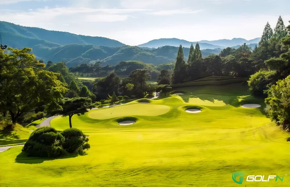 (Left)Mountain & Lake - H1 Club in Icheon-si, Gyeonggido β semi-private, 18-hole golf course