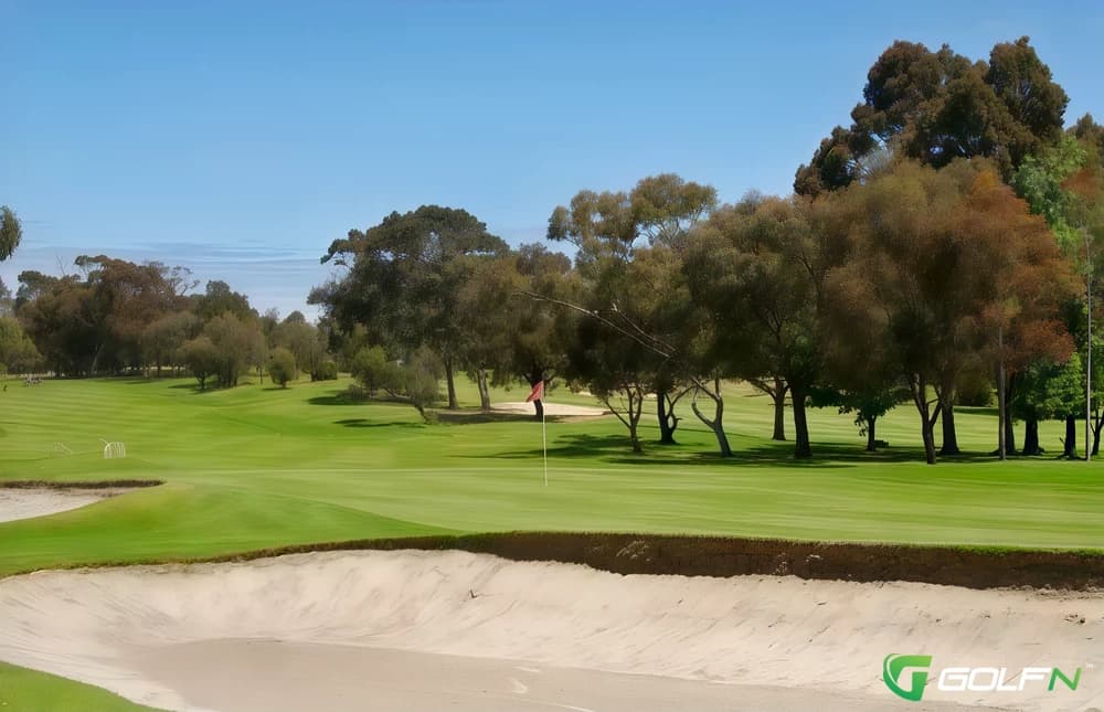 Brighton Golf Course in Brighton, Victoria β public, 18-hole golf course