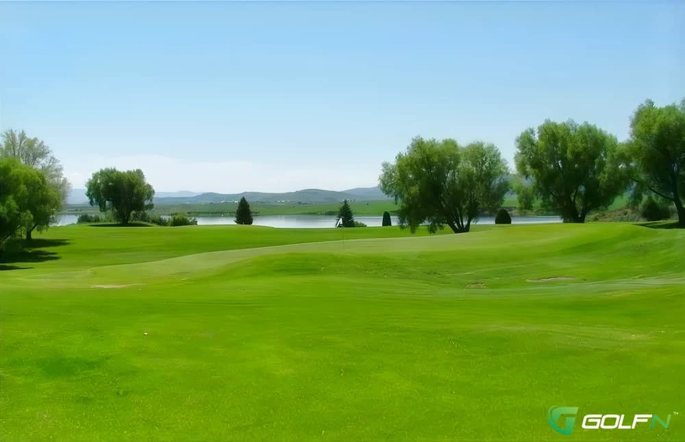 Oakview Golf Club & Country Club in Altona, Manitoba — semi-private, 9-hole golf course