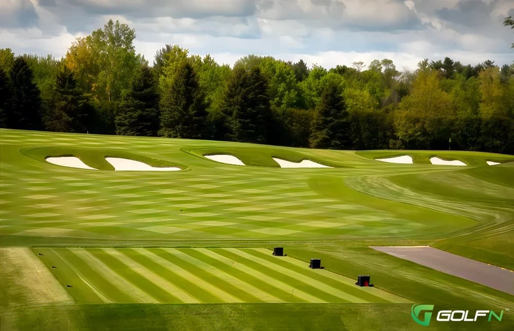 Green - Club Laval Sur Le Lac in Laval-sur-le-Lac, Quebec — private, 36-hole golf course, designed by Ian Andrew (2011)