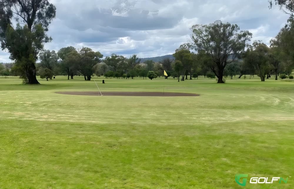 Barraba Golf Club in Barraba, New South Wales β public, 18-hole golf course