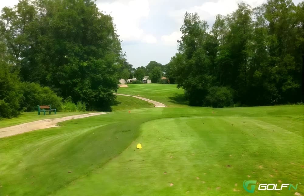 Rolling Meadows Golf & Country Club in Niagara Falls, Ontario — semi-private, 18-hole golf course