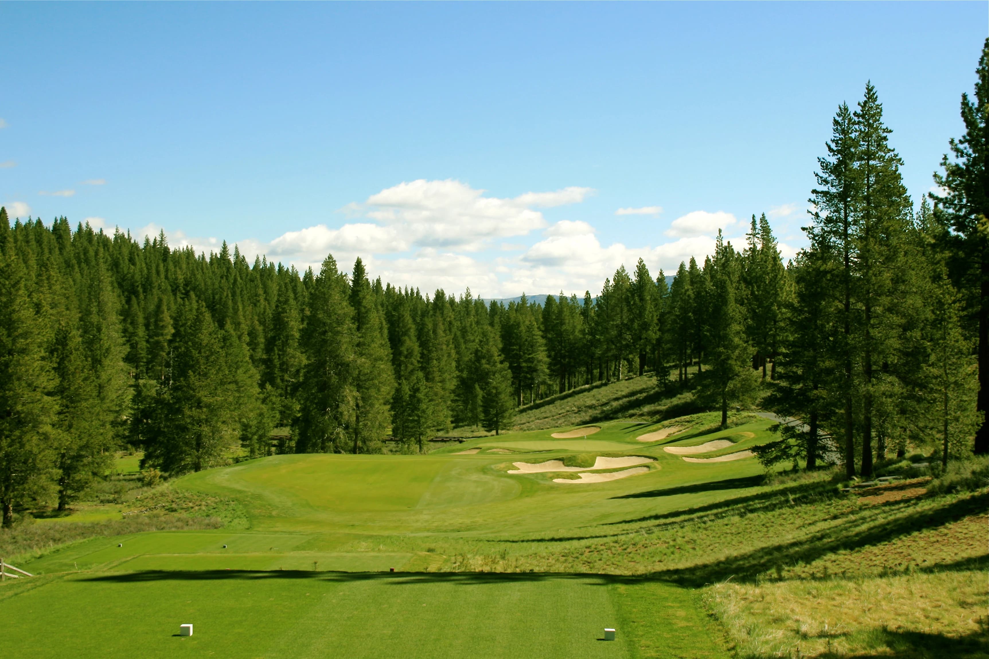 Gray'S Crossing Golf Course in Truckee, California — resort, 18-hole golf course, designed by Peter Jacobsen (2007)