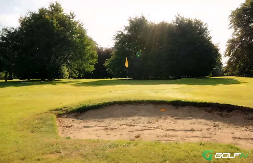 Celbridge Elm Hall Golf Club in Celbridge , Kildare โ public, 27-hole golf course
