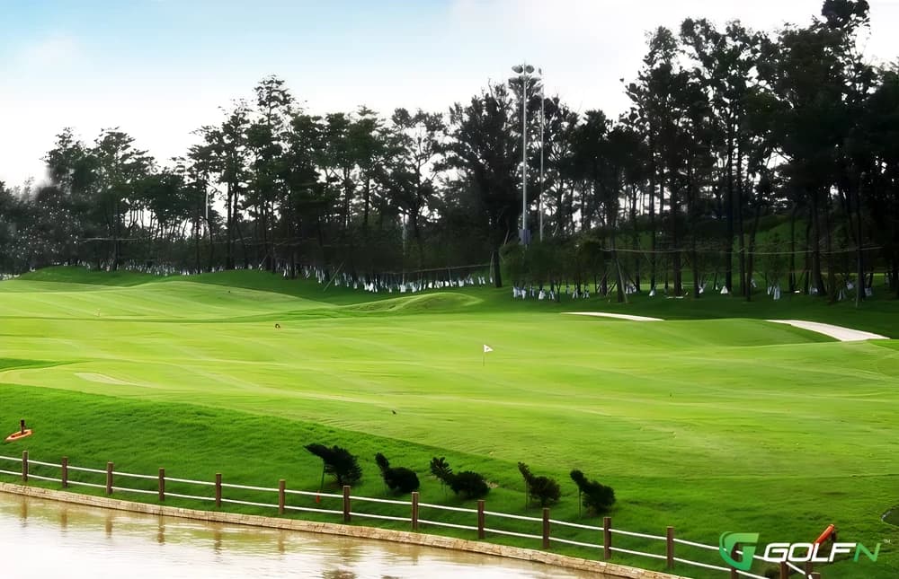 Right - Goyang Country Club in Goyang-si, Gyeonggido β semi-private, 9-hole golf course