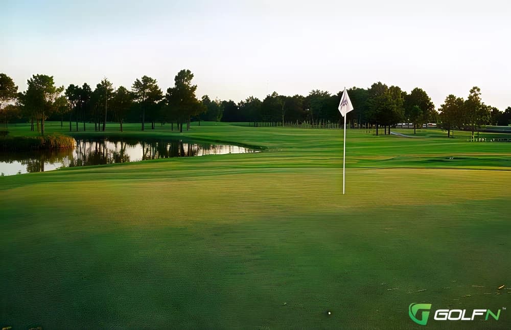 Beacon Lakes Golf Club in Dickinson, Texas — public, 18-hole golf course, designed by Charles & Dean Wilson