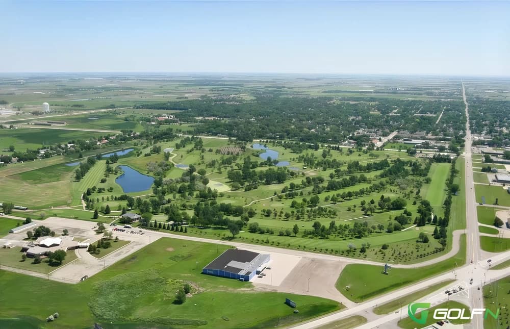 Lee Park Golf Course in Aberdeen, South Dakota — public, 18-hole golf course