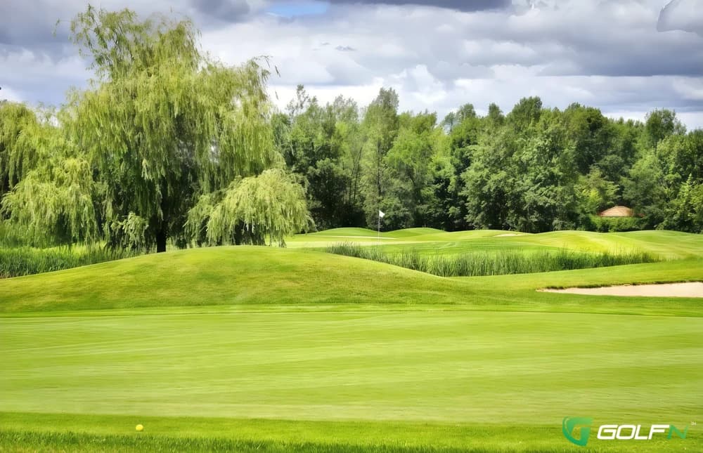 Vert-Parcours Du Cerf Club De Golf in Longueuil, Quebec — 9-hole golf course, designed by Graham Cooke (1992)