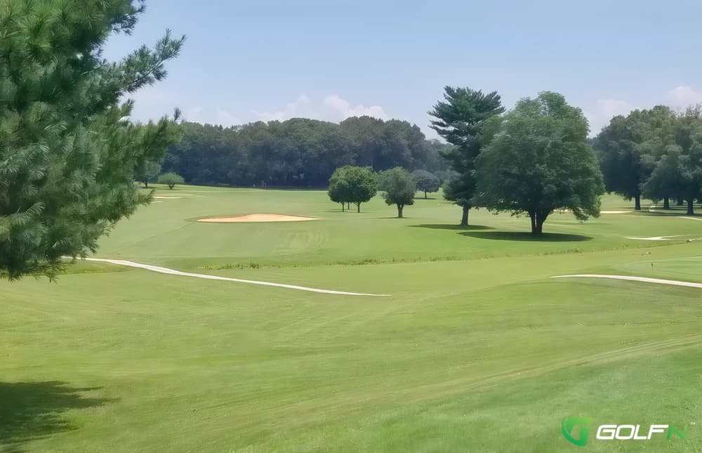 Mcminnville Country Club in McMinnville, Tennessee — private, 18-hole golf course, designed by Larry Packard (1964)