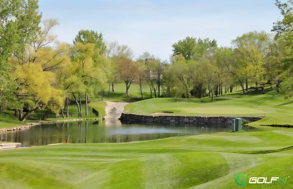 Lakewood Oaks Golf Club in Lee's Summit, Missouri — private, 18-hole golf course, designed by Jay Riviere (1979)