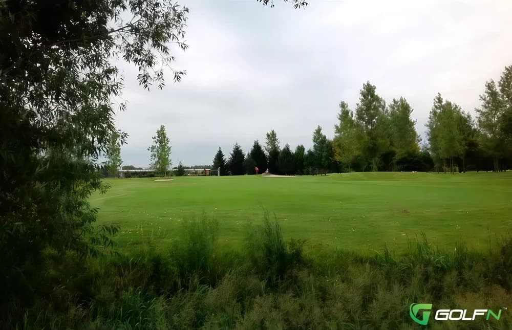 Par 3 - Beedles Lake Golf Club in East Goscote, England — semi-private, 9-hole golf course