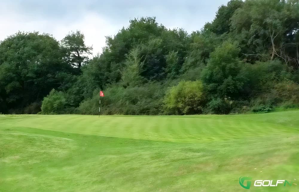 Horsenden Hill Golf Club in Greenford, England — semi-private, 9-hole golf course