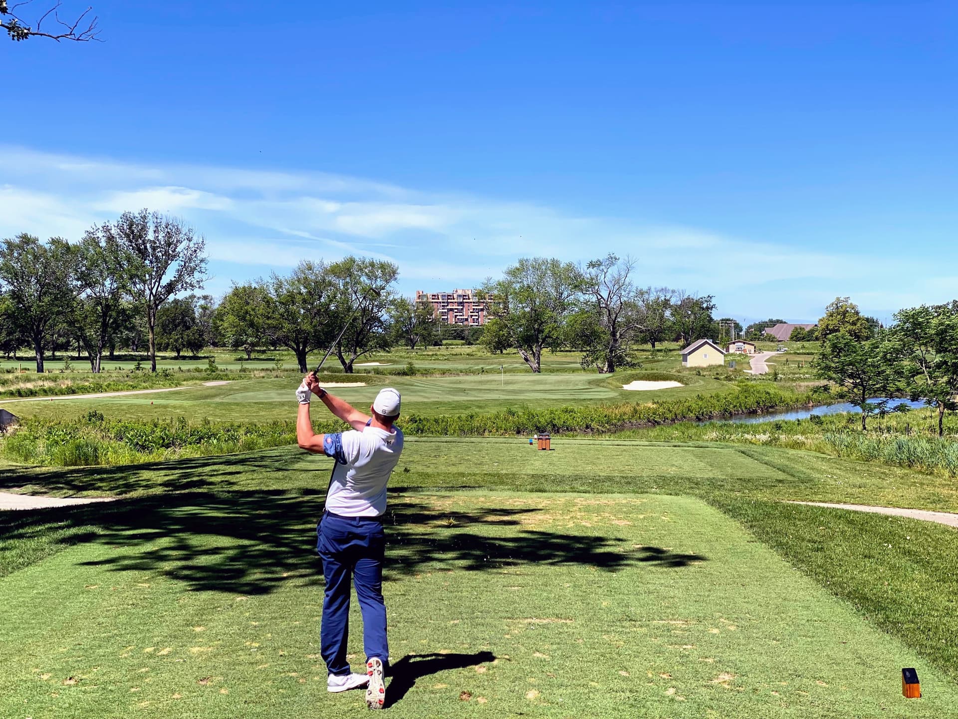 Golfer teeing off on par 3