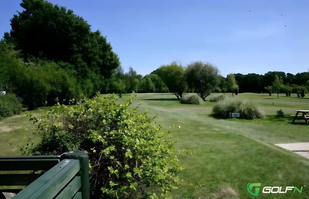 Hollows - The Kendleshire Golf Club in Bristol, England — semi-private, 9-hole golf course
