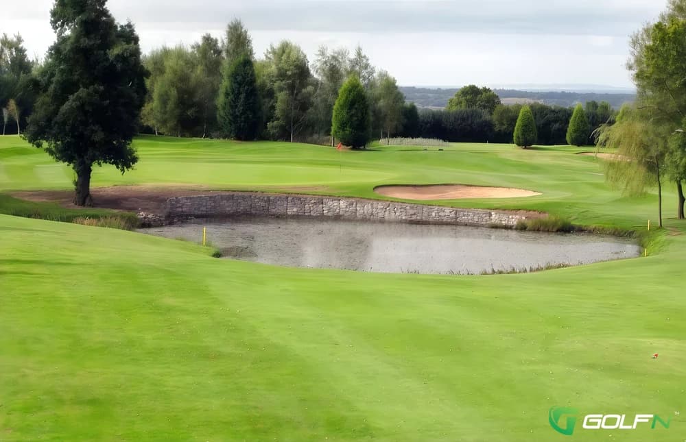 Oakridge Golf Club in Nuneaton, England — semi-private, 18-hole golf course
