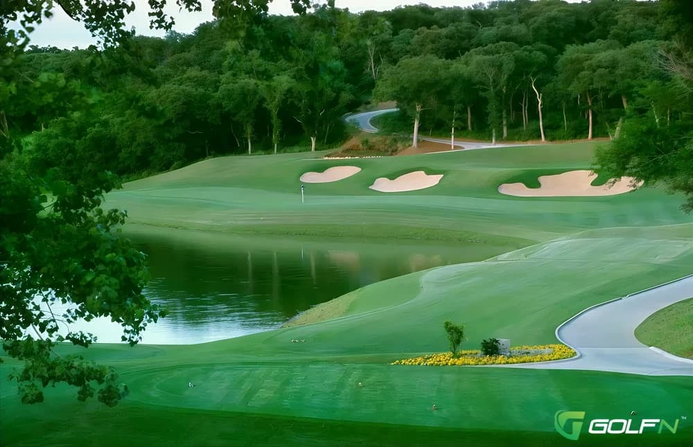 Cowboys Golf Club in Grapevine, Texas — public, 18-hole golf course, designed by Jeff Brauer (2001)